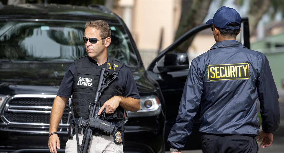 El FBI se encuentra frente a Mar-a-Lago, la residencia del expresidente Donald Trump, para ejecutar una orden de allanamiento como parte de una investigación documental, el 9 de agosto de 2022. (EFE/EPA/CRISTOBAL HERRERA-ULASHKEVICH).