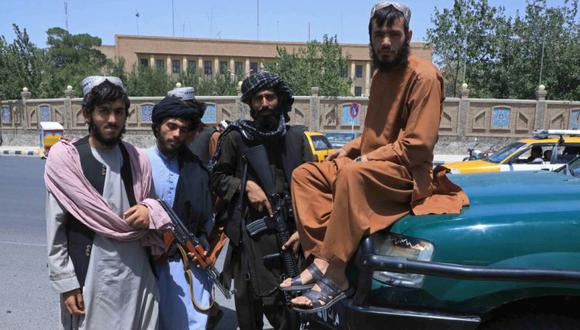 Los combatientes talibanes posan mientras montan guardia a lo largo de la carretera en Herat. (Foto: AFP).