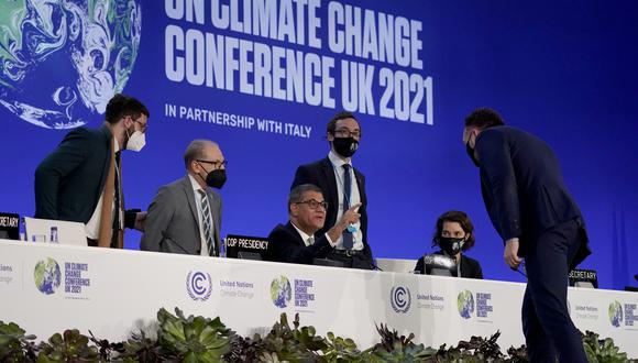Debate en la mesa principal de la COP26, en Glasgow. Al medio se ve a Alok Sharma, presidente de la reunión. AP