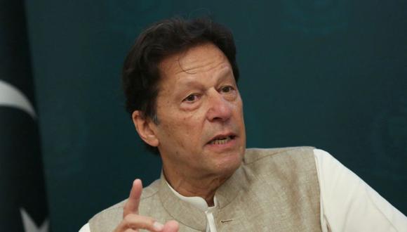 El primer ministro de Pakistán, Imran Khan, habla durante una entrevista con Reuters en Islamabad, Pakistán.