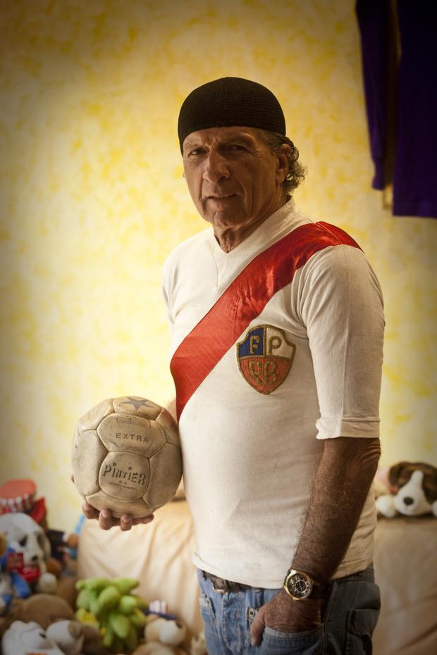 Jorge 'El Chupo' Arriola, a famous collector, owns one of Lolo Fernández's hairnets and the shirt he wore at the Berlin Olympic Games in 1936