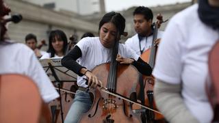 "100 violonchelos" se presentó con éxito en la plazuela del Teatro Municipal