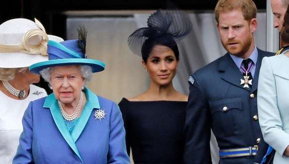 La reina Isabel II del Reino Unido, Meghan de Sussex y Enrique de Sussex. (Foto: AFP/Archivo)
