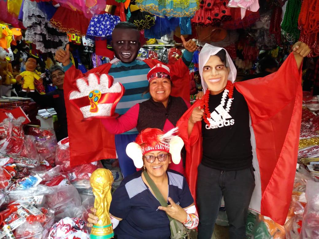 Imagen de Paolo Guerrero ahora se encuentra en gorros, polos, piñatas y máscaras, que se han vuelto las más buscadas por hinchas de la selección peruana. (Foto: Yasmin Rosas / El Comercio)