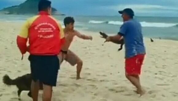 Un hombre intentó amedrentar a otro con un caimán, mientras un socorrista intentó detener la pelea. (Foto: @favelacaiunofa1 / Twitter)