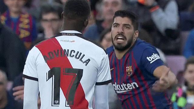 Barcelona vs. Rayo Vallecano: Luis Suárez se quejó por falta de Advíncula y terminaron discutiendo. (Foto: captura)