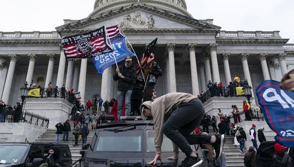La caótica y violenta jornada en la que cientos de seguidores de Trump irrumpieron el pasado 6 de enero en el edificio Legislativo se saldó con cinco fallecidos. (Foto: ALEX EDELMAN / AFP / Archivo)