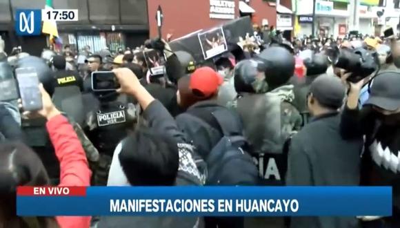 Los establecimientos comerciales, como supermercados, bancos y demás, cerraron sus puertas desde horas de la tarde para evitar saqueos o atentados contra su patrimonio.