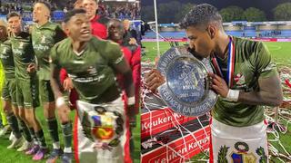 Con la bandera peruana: Miguel Araujo celebró el campeonato de Emmen