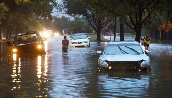 Afectados en Dairy Ashford Drive, Houston (Texas). (Foto: AFP)