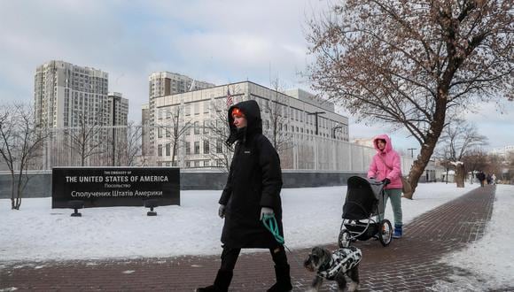 Una vista exterior de la Embajada de Estados Unidos en Kiev, Ucrania, el 24 de enero de 2022. (EFE/EPA/SERGEY DOLZHENKO).