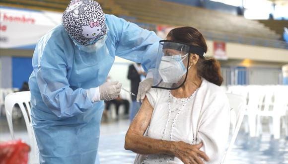 Hoy inició la aplicación de la segunda dosis de la vacuna contra el coronavirus a adultos mayores de 80 años de edad a más. (Foto: César Bueno @photo.gec)