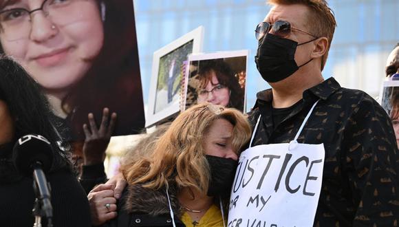 Soledad Peralta (2R) y Juan Pablo Orellana Larenas (C), padres de Valentina Orellana-Peralta, de 14 años, quien fue asesinada por una bala perdida de la policía la semana pasada mientras compraba en una tienda de ropa, asisten a una conferencia de prensa en las afueras de Los Ángeles. Sede del Departamento de Policía en Los Ángeles, California, 28 de diciembre de 2021. (Foto de Robyn Beck / AFP)