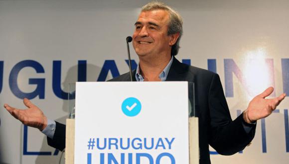 El compañero de fórmula del candidato presidencial del Partido Nacional Luis Lacalle Pou, Jorge Larrañaga, pronuncia un discurso durante el lanzamiento de su campaña para la segunda vuelta en Montevideo, el 30 de octubre de 2014. (Foto: MIGUEL ROJO / AFP)