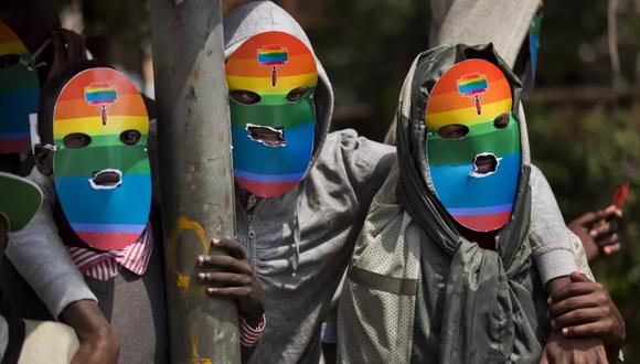 Gays y lesbianas de Kenia y otras personas contra la dura postura de Uganda contra la homosexualidad y en solidaridad con sus homólogos de ese país, frente a la Alta Comisión de Uganda en Nairobi, Kenia.