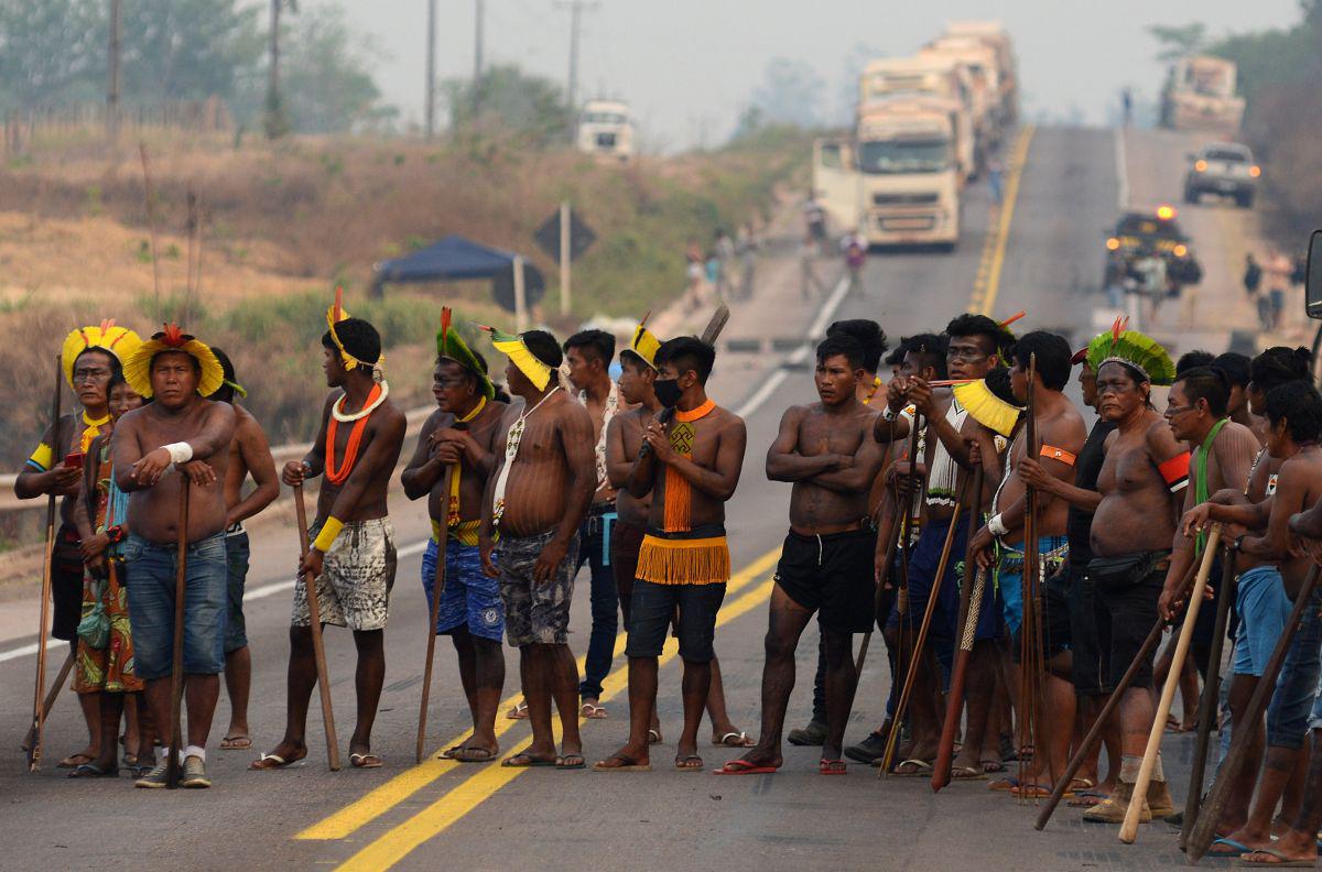 Miembros de la etnia Kayapó continuaban apostados sobre el asfalto a la altura del municipio de Novo Progresso, en el estado amazónico de Pará, en el norte de Brasil, a la espera de ser escuchados por las altas autoridades regionales. (Reuters/Lucas Landau).