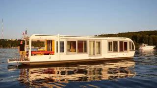 Esta casa flotante tiene sala, cocina, dormitorios, terraza y solo necesita paneles solares