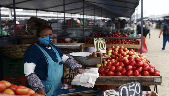 Un total de 2.369 vendedores ambulantes que trabajaban en La Parada, iniciaron sus actividades comerciales en las instalaciones del mercado temporal Tierra prometida. (Foto: Jesús Saucedo / @photo.gec)