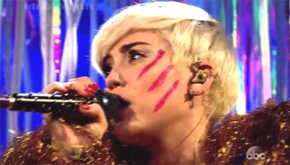 Miley Cyrus hizo un cover de los Beatles en los Billboard 2014