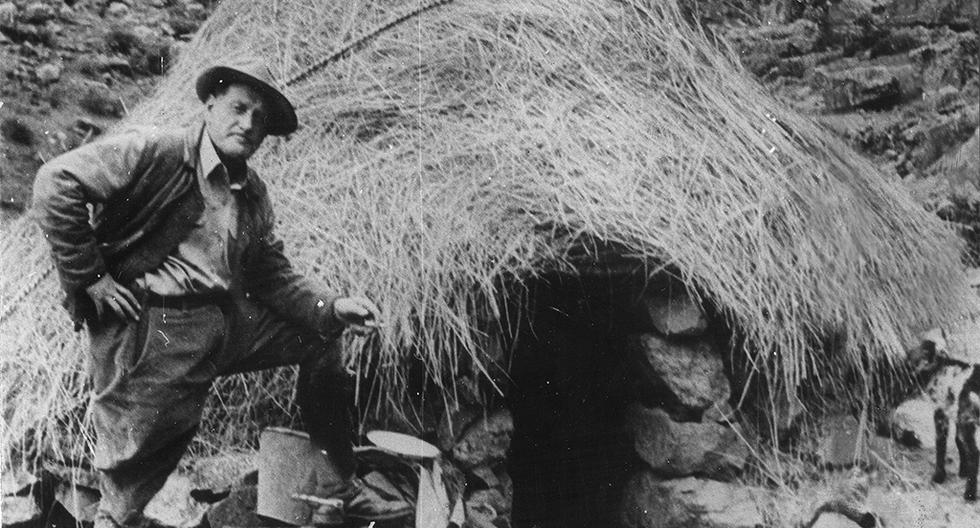 Imagen de Pablo Boner al lado de una choza que ocupó durante meses mientras buscaba recursos hidráulicos en Marcapomacocha, en Junín. (Foto: GEC Archivo Histórico)