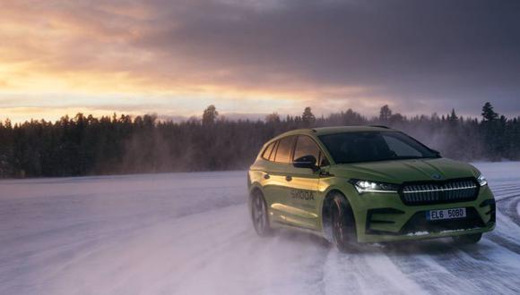 Un Skoda derrapó por 7,35 km por más de 15 minutos para conseguir un impresionante récord