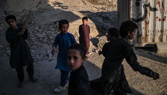 Niños afganos juegan entre las ruinas de un vecindario en Kabul. (Foto Referencial: Hector Retamal / AFP)
