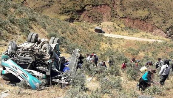 El vehículo pertenecía a la empresa "Turismo Rosario" y se dirigía de Sihuas a la ciudad de Lima. El accidente se registró a las 12:30 pm en el cruce de las localides de Quiches y Santa Clara (Foto. cortesía Santa Clara)