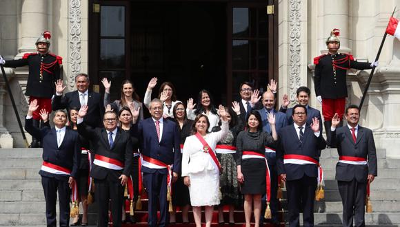Dina Boluarte junto a su flamante gabinete posa en las escalinatas de Palacio de Gobierno