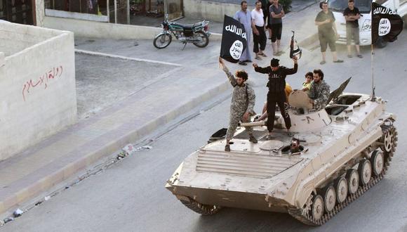 Militantes del Estado Islámico participan en un desfile en las calles de la provincia siria de Raqqa el 30 de junio del 2014. (Reuters).