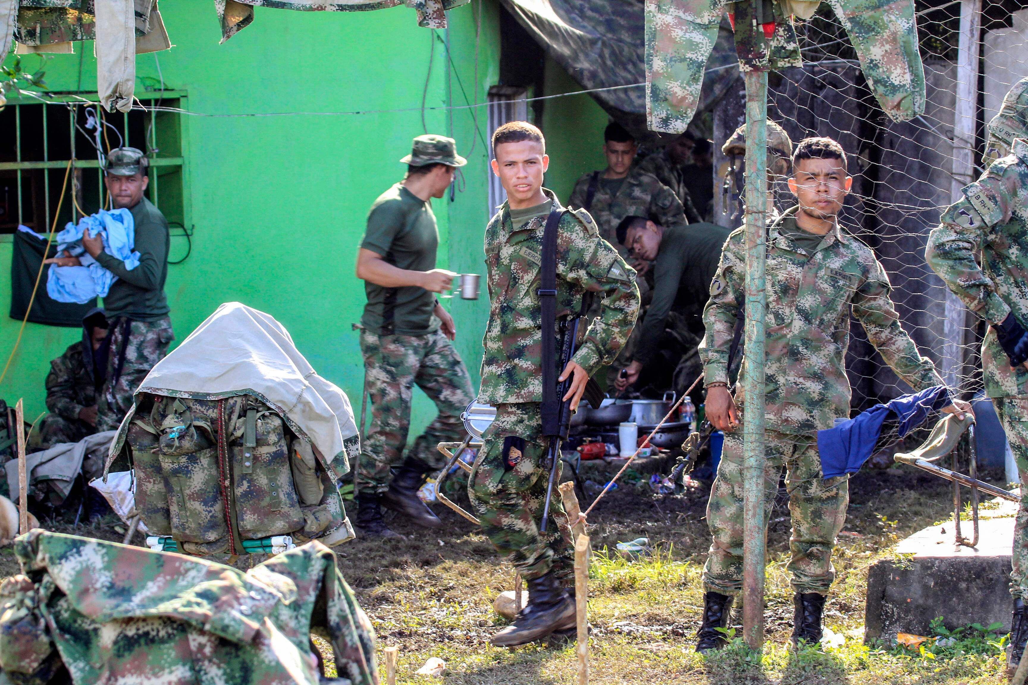 Colombian President Iván Duque had urged coca growers to release 180 soldiers they had taken hostage during a counternarcotics operation, warning of the consequences if they do not do so.  (Photo: SCHNEYDER MENDOZA / AFP).