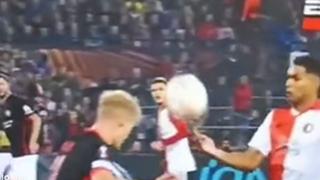 En la Europa League: Marcos López realiza sombrero con la mano y es atrapado | VIDEO
