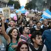 Manifestantes cantan el himno nacional durante una marcha de protesta por el ajuste presupuestario a las universidades públicas, en Buenos Aires, el 23 de abril de 2024. (Foto de Luis ROBAYO / AFP)