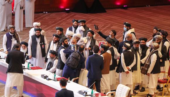 Miembros de la delegación Talibán abandonan sus asientos al final de la sesión durante las conversaciones de paz con el gobierno de Afganistán en Doha. (Foto: KARIM JAAFAR / AFP).