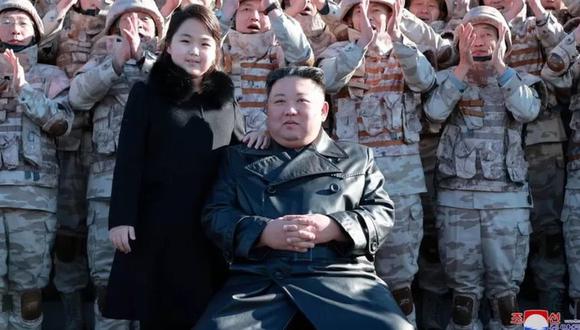 Kim Jong-un y su hija participaron en una sesión de fotos con científicos, ingenieros y funcionarios en la prueba del nuevo misil balístico intercontinental.