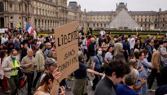 La mayoria de protestantes salieron sin barbijos y con carteles alusivos a sus reclamos. (Foto: EFE/EPA/YOAN VALAT)