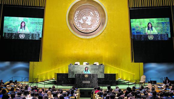 La joven de Sri Lanka, quien está por cumplir 18 meses en su cargo en la ONU, toma la palabra en la sede central del organismo. “Les recordamos a los gobiernos sus promesas en torno a los jóvenes”, insiste.