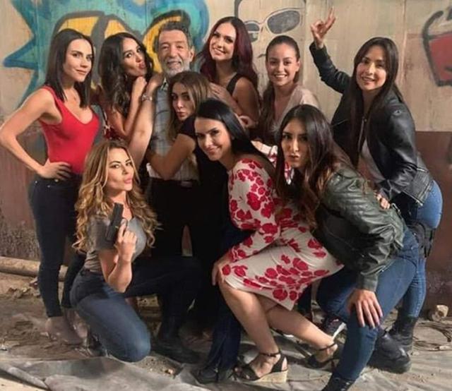 The actresses of Telenovela pose with Alfonso Ortiz.  (Photo: Heaven's End / Instagram)