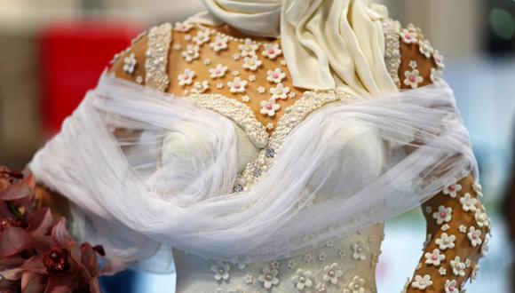 La torta con forma de novia mide 180 centímetros, pesa 120 kilos, está decorada con diamantes y perlas y se puede comer de la cabeza a los pies. (Foto: Reuters)