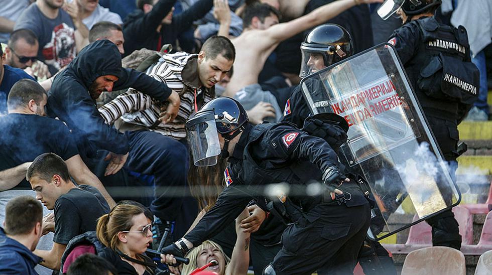 Foto de abril del 2015. Enfrentamientos entre los hinchas del Estrella Roja y la polic&iacute;a. (Foto: AFP)