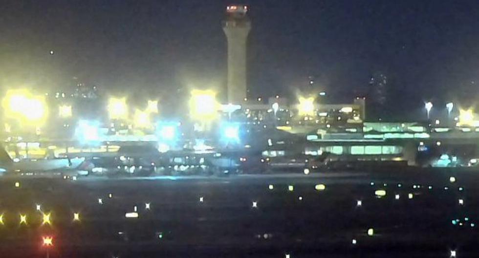 Una falsa alarma se produjo en el aeropuerto de Newark. (Foto: @DarrenOatway)
