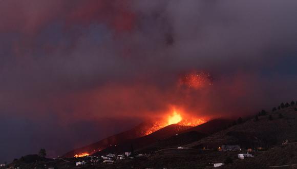 El volcán Cumbre Vieja en El Paso arroja lava como se ve desde Los Llanos de Aridane en la isla canaria de La Palma el 23 de septiembre de 2021. (Foto: DESIREE MARTIN / AFP)