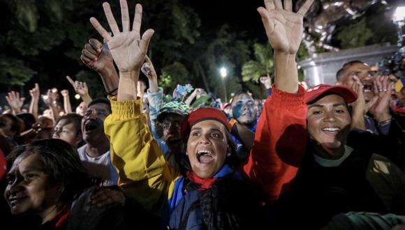 Ciudadanos venezolanos afines al gobierno de Maduro celebran en las plazas de Caracas lo que el CNE calificó como un "éxito electoral". (EFE)