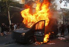 Manifestantes en Chile queman camioneta de la policía en un nuevo viernes de protestas | FOTOS