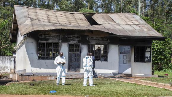 Expertos forenses de la policía investigan la escena de un incendio en la Escuela para Ciegos de Salama en el distrito de Mukono, Uganda, el 25 de octubre de 2022. (Foto de EFE/EPA/ISAAC KASAMANI)