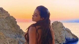 Demi Rose se convierte en una diosa vestida de azul y frente al mar 