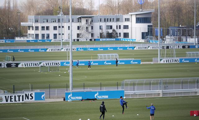 Schalke 04 volvió a los entrenamientos con un formato inédito y manteniendo la distancia entre los jugadores | Fotos: Reuters/EFE