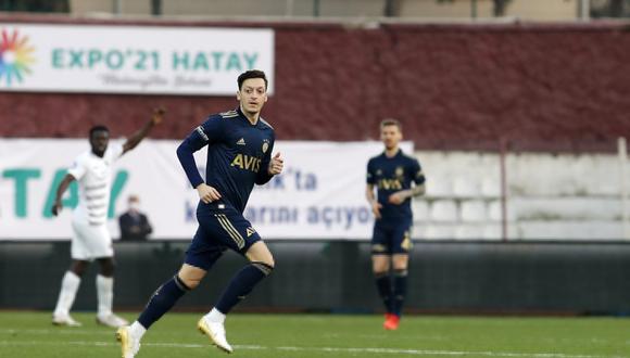 Mesut Ozil debutó con Fenerbahce en Turquía. (Foto: @Fenerbahce)