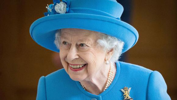 La reina Isabel II se reúne con voluntarios locales y trabajadores clave para agradecerles sus esfuerzos durante la pandemia en el patio del Palacio de Holyroodhouse en Edimburgo, el 28 de junio de 2021. (Jane Barlow/Pool/REUTERS).