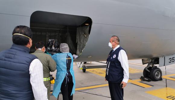 Las 39 nuevas muestras fueron enviadas en un vuelo de la Fuerza Aérea del Perú para ser entregados al Instituto Nacional de Salud (INS) en Lima (Foto: Gobierno Regional de Arequipa)