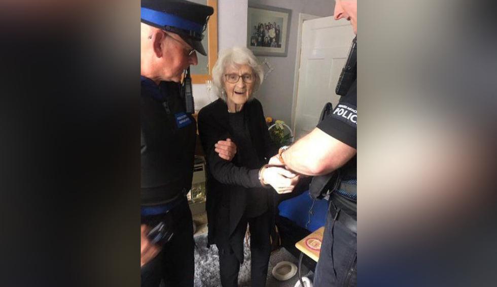 Josie Birds, de 93 años, feliz de ser enmarrocada y llevada a la dependencia policial pese a no haber cometido ningún crimen. (Foto: @sterlingsop en Twitter)